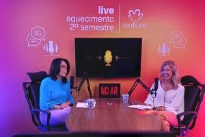 Apresentadora e convidada durante gravação de podcast