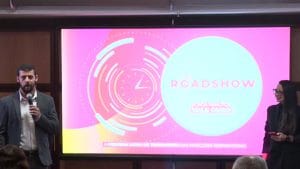 Em um restaurante elegante, um grupo seleto de clientes está reunido em torno de uma mesa para uma apresentação exclusiva de produto. O evento é transmitido ao vivo para várias cidades, permitindo que um público ainda maior participe e interaja remotamente.